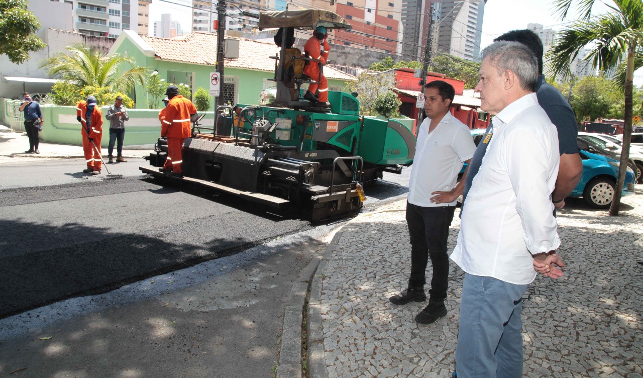 prefeito observa operários trabalhando